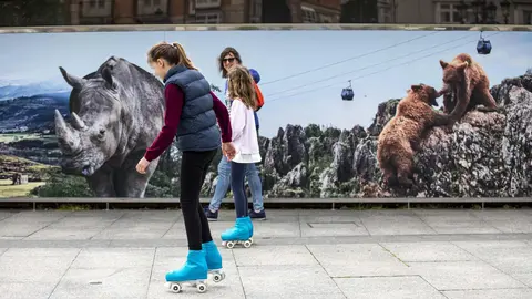 DAVID S. BUSTAMANTE 24/04/2020 SANTANDER/ CANTABRIA Los ni&ntilde;os menores de 14 a&ntilde;os pueden salir a la calle acompa&ntilde;ados de un adulto tras el confinamiento por el Estado de Alarma decretado por el Coronavirus Covid-19. 