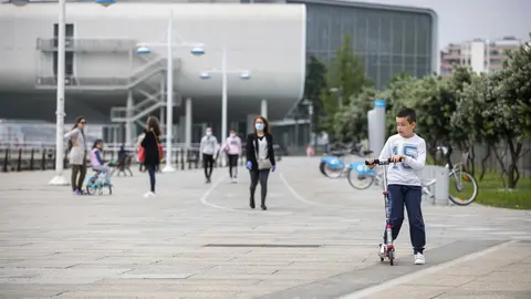 DAVID S. BUSTAMANTE 24/04/2020 SANTANDER/ CANTABRIA Los ni&ntilde;os menores de 14 a&ntilde;os pueden salir a la calle acompa&ntilde;ados de un adulto tras el confinamiento por el Estado de Alarma decretado por el Coronavirus Covid-19. 
