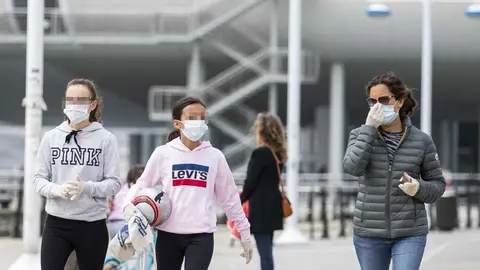 DAVID S. BUSTAMANTE 24/04/2020 SANTANDER/ CANTABRIA Los ni&ntilde;os menores de 14 a&ntilde;os pueden salir a la calle acompa&ntilde;ados de un adulto tras el confinamiento por el Estado de Alarma decretado por el Coronavirus Covid-19. 