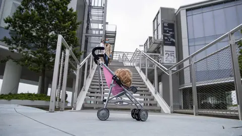 DAVID S. BUSTAMANTE 24/04/2020 SANTANDER/ CANTABRIA Los ni&ntilde;os menores de 14 a&ntilde;os pueden salir a la calle acompa&ntilde;ados de un adulto tras el confinamiento por el Estado de Alarma decretado por el Coronavirus Covid-19. 