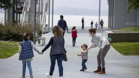 DAVID S. BUSTAMANTE 24/04/2020 SANTANDER/ CANTABRIA Los ni&ntilde;os menores de 14 a&ntilde;os pueden salir a la calle acompa&ntilde;ados de un adulto tras el confinamiento por el Estado de Alarma decretado por el Coronavirus Covid-19. 