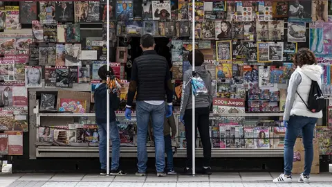 DAVID S. BUSTAMANTE 24/04/2020 SANTANDER/ CANTABRIA Los ni&ntilde;os menores de 14 a&ntilde;os pueden salir a la calle acompa&ntilde;ados de un adulto tras el confinamiento por el Estado de Alarma decretado por el Coronavirus Covid-19. 