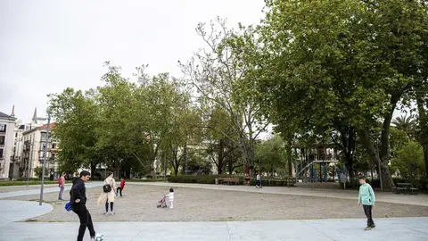 DAVID S. BUSTAMANTE 24/04/2020 SANTANDER/ CANTABRIA Los ni&ntilde;os menores de 14 a&ntilde;os pueden salir a la calle acompa&ntilde;ados de un adulto tras el confinamiento por el Estado de Alarma decretado por el Coronavirus Covid-19. 