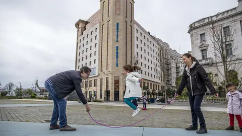 DAVID S. BUSTAMANTE 24/04/2020 SANTANDER/ CANTABRIA Los ni&ntilde;os menores de 14 a&ntilde;os pueden salir a la calle acompa&ntilde;ados de un adulto tras el confinamiento por el Estado de Alarma decretado por el Coronavirus Covid-19. 