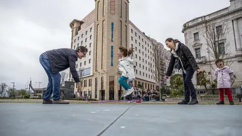 DAVID S. BUSTAMANTE 24/04/2020 SANTANDER/ CANTABRIA Los ni&ntilde;os menores de 14 a&ntilde;os pueden salir a la calle acompa&ntilde;ados de un adulto tras el confinamiento por el Estado de Alarma decretado por el Coronavirus Covid-19. 