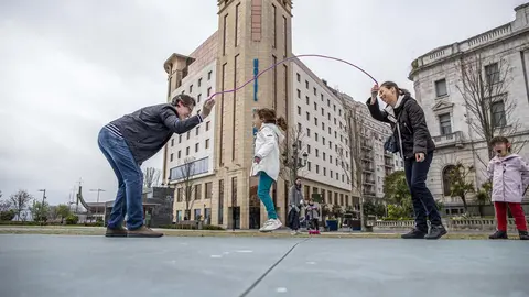 DAVID S. BUSTAMANTE 24/04/2020 SANTANDER/ CANTABRIA Los ni&ntilde;os menores de 14 a&ntilde;os pueden salir a la calle acompa&ntilde;ados de un adulto tras el confinamiento por el Estado de Alarma decretado por el Coronavirus Covid-19. 
