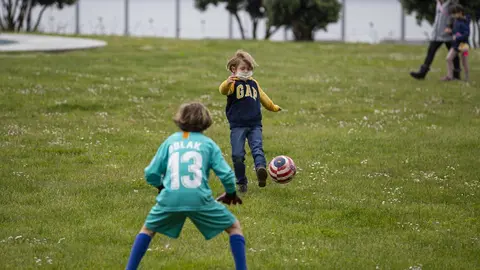 DAVID S. BUSTAMANTE 24/04/2020 SANTANDER/ CANTABRIA Los ni&ntilde;os menores de 14 a&ntilde;os pueden salir a la calle acompa&ntilde;ados de un adulto tras el confinamiento por el Estado de Alarma decretado por el Coronavirus Covid-19. 