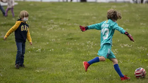 DAVID S. BUSTAMANTE 24/04/2020 SANTANDER/ CANTABRIA Los ni&ntilde;os menores de 14 a&ntilde;os pueden salir a la calle acompa&ntilde;ados de un adulto tras el confinamiento por el Estado de Alarma decretado por el Coronavirus Covid-19. 