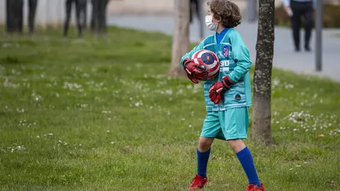 DAVID S. BUSTAMANTE 24/04/2020 SANTANDER/ CANTABRIA Los ni&ntilde;os menores de 14 a&ntilde;os pueden salir a la calle acompa&ntilde;ados de un adulto tras el confinamiento por el Estado de Alarma decretado por el Coronavirus Covid-19. 