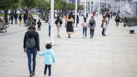 DAVID S. BUSTAMANTE 24/04/2020 SANTANDER/ CANTABRIA Los ni&ntilde;os menores de 14 a&ntilde;os pueden salir a la calle acompa&ntilde;ados de un adulto tras el confinamiento por el Estado de Alarma decretado por el Coronavirus Covid-19. 