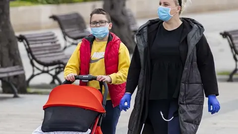 DAVID S. BUSTAMANTE 24/04/2020 SANTANDER/ CANTABRIA Los ni&ntilde;os menores de 14 a&ntilde;os pueden salir a la calle acompa&ntilde;ados de un adulto tras el confinamiento por el Estado de Alarma decretado por el Coronavirus Covid-19. 