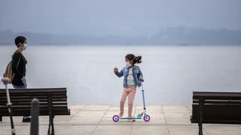 DAVID S. BUSTAMANTE 24/04/2020 SANTANDER/ CANTABRIA Los ni&ntilde;os menores de 14 a&ntilde;os pueden salir a la calle acompa&ntilde;ados de un adulto tras el confinamiento por el Estado de Alarma decretado por el Coronavirus Covid-19. 