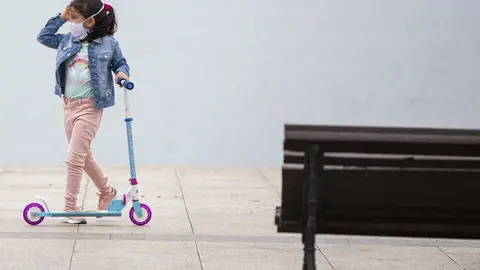 DAVID S. BUSTAMANTE 24/04/2020 SANTANDER/ CANTABRIA Los ni&ntilde;os menores de 14 a&ntilde;os pueden salir a la calle acompa&ntilde;ados de un adulto tras el confinamiento por el Estado de Alarma decretado por el Coronavirus Covid-19. 