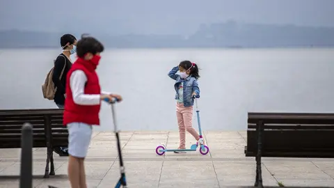 DAVID S. BUSTAMANTE 24/04/2020 SANTANDER/ CANTABRIA Los ni&ntilde;os menores de 14 a&ntilde;os pueden salir a la calle acompa&ntilde;ados de un adulto tras el confinamiento por el Estado de Alarma decretado por el Coronavirus Covid-19.