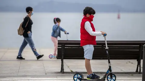 DAVID S. BUSTAMANTE 24/04/2020 SANTANDER/ CANTABRIA Los ni&ntilde;os menores de 14 a&ntilde;os pueden salir a la calle acompa&ntilde;ados de un adulto tras el confinamiento por el Estado de Alarma decretado por el Coronavirus Covid-19. 