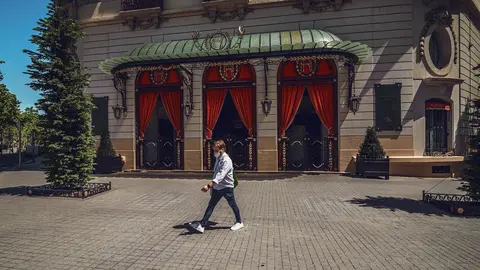 Un hombre camina por delante del hotel 'El Palace', en Barcelona, cerrado durante la crisis del coronavirus.