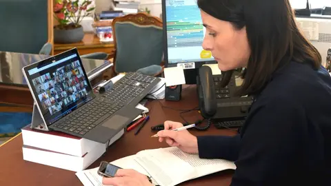 GEMA IGUAL, ALCALDESA DE SANTANDER, EN UNA REUNI&Oacute;N TELEM&Aacute;TICA