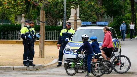 Polic&iacute;as municipales de Sevilla explican a un padre las normas de seguridad para salir con ni&ntilde;os 