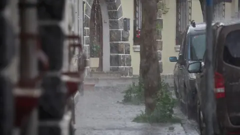 Un nuevo temporal de lluvia y granizo cae sobre Pamplona durante el Estado de Alarma ocasionado por la Pandemia Covid-19  en Abril 26, 2020 en Pamplona, Navarra, Espa&ntilde;a