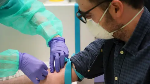 Una sanitaria saca sangre a uno de los paciente diagnosticados con COVID-19 a los que no se le realiz&oacute; previamente test durante la prueba de cribado, en el centro de centro de salud de Osakidetza del casco viejo de Bilbao, a 27 de abril de 2020.