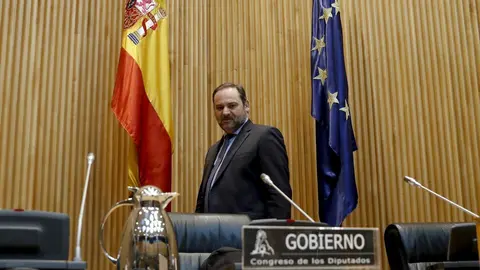 El ministro de Transportes, Movilidad y Agenda Urbana, Jos&eacute; Luis &Aacute;balos, momentos antes de comparecer este lunes ante la comisi&oacute;n correspondiente del Congreso.