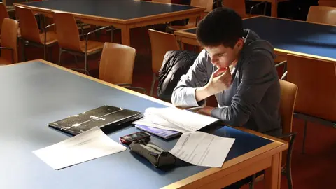 Un universitario estudia en la biblioteca de la Universidad de Toledo.