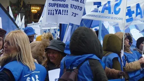 El Sindicato de T&eacute;cnicos de Enfermer&iacute;a (SAE) se manifiesta frente al Congreso con motivo de la presentaci&oacute;n de la PNL en 2018 para que se les reconozca un mayor nivel profesional