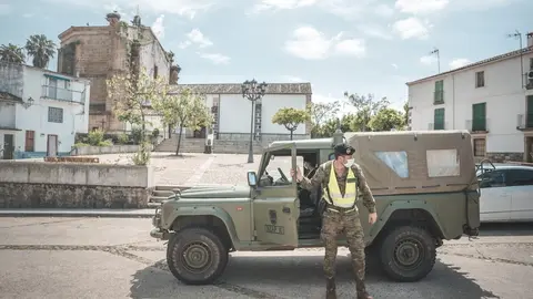 Un militar de la Brigada Extremadura XI durante la operaci&oacute;n Balmis.