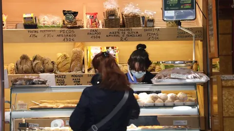 Una mujer compra en una panader&iacute;a