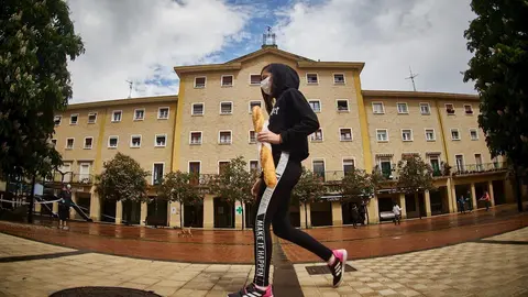 Una ni&ntilde;a regresa a su casa despu&eacute;s de comprar pan, en Pamplona, Navarra, Espa&ntilde;a, a 27 de abril de 2020.