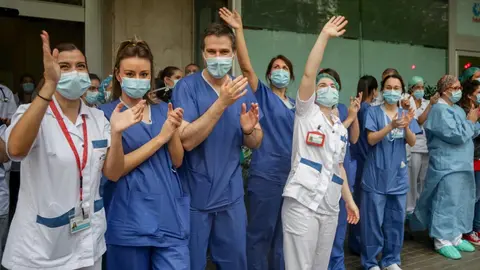 Sanitarios aplauden en la Fundaci&oacute;n Jim&eacute;nez D&iacute;az de Madrid el 7 de abril de 2020.