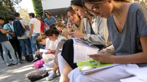 Estudiantes repasan antes de realizar la prueba de acceso a la universidad.