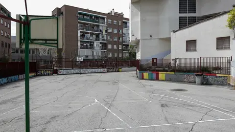 Patio de un colegio cerrado en Madrid por la pandemia del coronavirus.