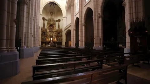 Interior de la Parroquia de Santa Cruz que tiene las puertas abiertas pero la celebraci&oacute;n de las misas est&aacute;n suspendidas para evitar las aglomeraciones y controlar as&iacute; la expansi&oacute;n del Covid-19. En Madrid, (Espa&ntilde;a), a 28 de abril de 2020.