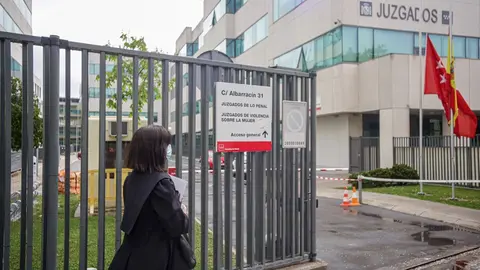 Una abogada vestida con toga y mascarilla entra a los Juzgados de lo Penal, Juzgados de Violencia sobre la mujer