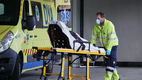 Miembros de una ambulancia del DYA Navarra procede al traslado de un paciente en el Complejo Hospitalario de Navarra durante a Pandemia Covid-19  en Abril 28, 2020 en Pamplona, Navarra, Espa&ntilde;a