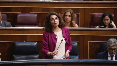 La ministra de Hacienda, Mar&iacute;a Jes&uacute;s Montero, interviene en la sesi&oacute;n de control al Gobierno en el Congreso