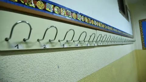 Percha de un aula de un colegio de Educaci&oacute;n Infantil y Primaria. Archivo