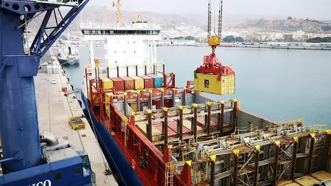 Carga de contenedores en el buque Mistral