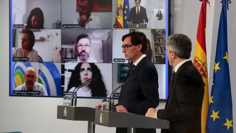 (I-D) El ministro de Sanidad, Salvador Illa; y el ministro del Interior, Fernando Grande-Marlaska, durante una rueda de prensa para explicar las &uacute;ltimas medidas frente al coronavirus, en Madrid (Espa&ntilde;a) a 27 de abril de 2020.