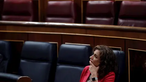 La ministra de Hacienda y portavoz del Gobierno, Mar&iacute;a Jes&uacute;s Montero, durante la sesi&oacute;n de control al Ejecutivo celebrada este mi&eacute;rcoles en el Congreso