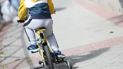 Un ni&ntilde;o monta en bicicleta durante el segundo d&iacute;a de desconfinamiento. En Madrid (Espa&ntilde;a) a 27 de abril de 2020.