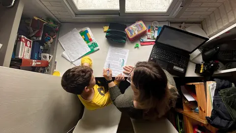 Un ni&ntilde;o estudia y hace los deberes en casa con la ayuda de su madre, en Madrid (Espa&ntilde;a) a 15 de abril de 2020.