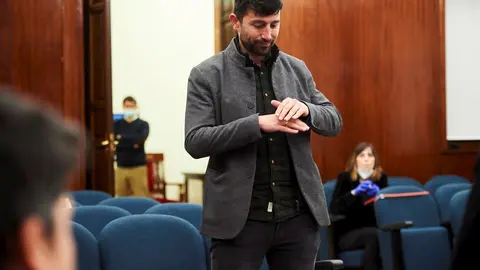 El socialista Alberto Torres en su toma de posesi&oacute;n como concejal de Santander, convirti&eacute;ndose as&iacute; en el primer cargo p&uacute;blico sordo de Espa&ntilde;a usuario de lengua de signos.