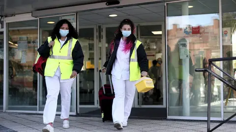 La t&eacute;cnico sanitario Desir&eacute; Le&oacute;n (d) y la enfermera Vanessa Bonivento (i) salen del Centro de Salud Cerro del Aire en Majadahonda (Madrid) para realizar estudios de seroprevalencia en domicilios. En Majadahonda, Madrid, (Espa&ntilde;a), a 30 de abril de 2020.