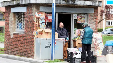 Un quiosco de Santander durante el estado de alarma. Archivo