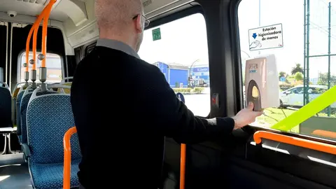 Dispensador de gel desinfectante en los autobuses de Santander