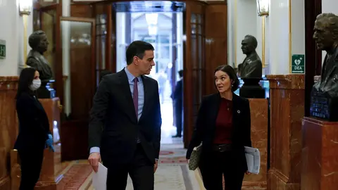El presidente del Gobierno, Pedro S&aacute;nchez (i) conversa con la ministra de Industria, Turismo y Comercio, Reyes Maroto a su llegada al pleno de control al Ejecutivo celebrada este mi&eacute;rcoles despu&eacute;s de que el Consejo de Ministros aprobara este martes el lla