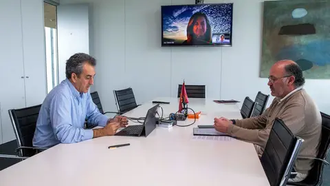 El consejero de Industria de Cantabria, Francisco Mart&iacute;n, y el director de Sodercan, Javier Carri&oacute;n