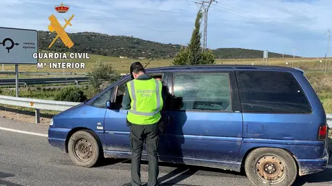 Un agente de la Guardia Civil en un control de tr&aacute;fico.